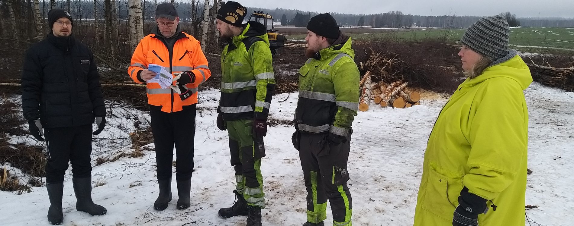 Maanomistajat Jukka Hylli (vasemmalla) ja Katri Tenström (oikealla) tarkastelivat työmaan valvojan Martti Lautalan sekä urakoitsijoiden Tuukka Tiitolan ja Janus Veckmanin kanssa, mihin kosteikkotyömaan puut ja maat kasataan. Epaalan työmaa