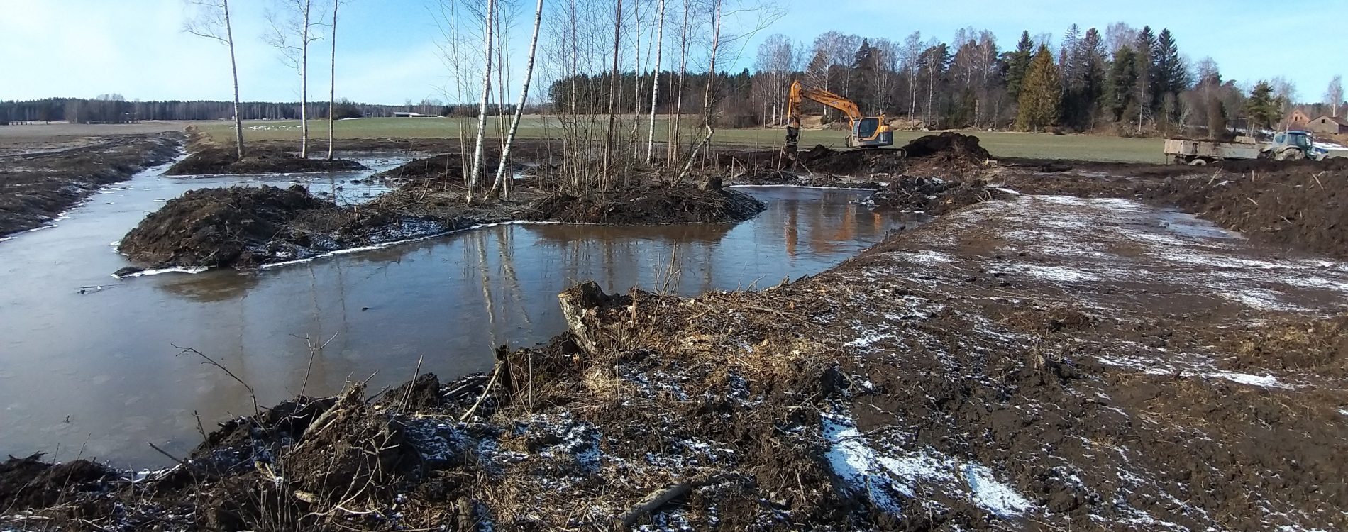 8.4. järjestettävällä kosteikkokierroksella tutustutaan syksyn aikana valmistuneisiin ja rakenteilla oleviin kosteikoihin ja kaksitasouomiin. Epaalaan valmistuvat kosteikot ovat yksi retken tutustumiskohde. Epaalan kosteikot