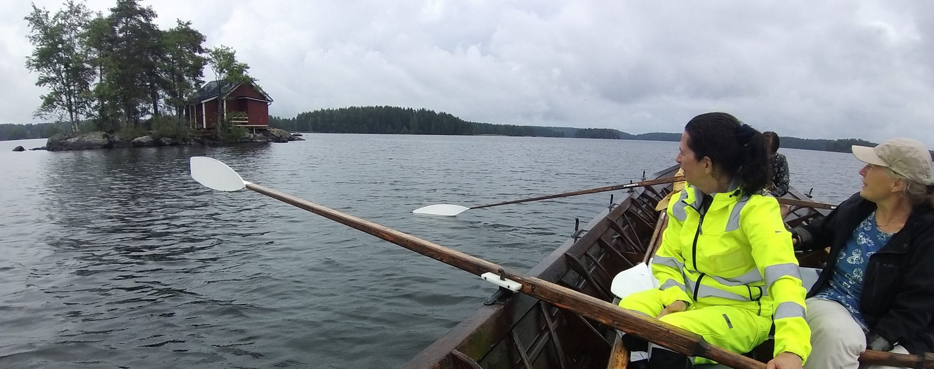 Aicha Kivinummi ja Eija Gaily tähyilevät, onko Karvoluodon sääksi pesällään. Karvoluoto