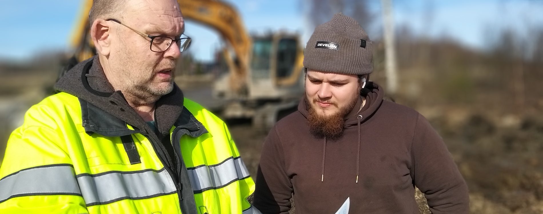 Valoja Martti Lautala ohjeistaa Janus Veckmania kosteikon viimeistelyssä. Martti Lautala