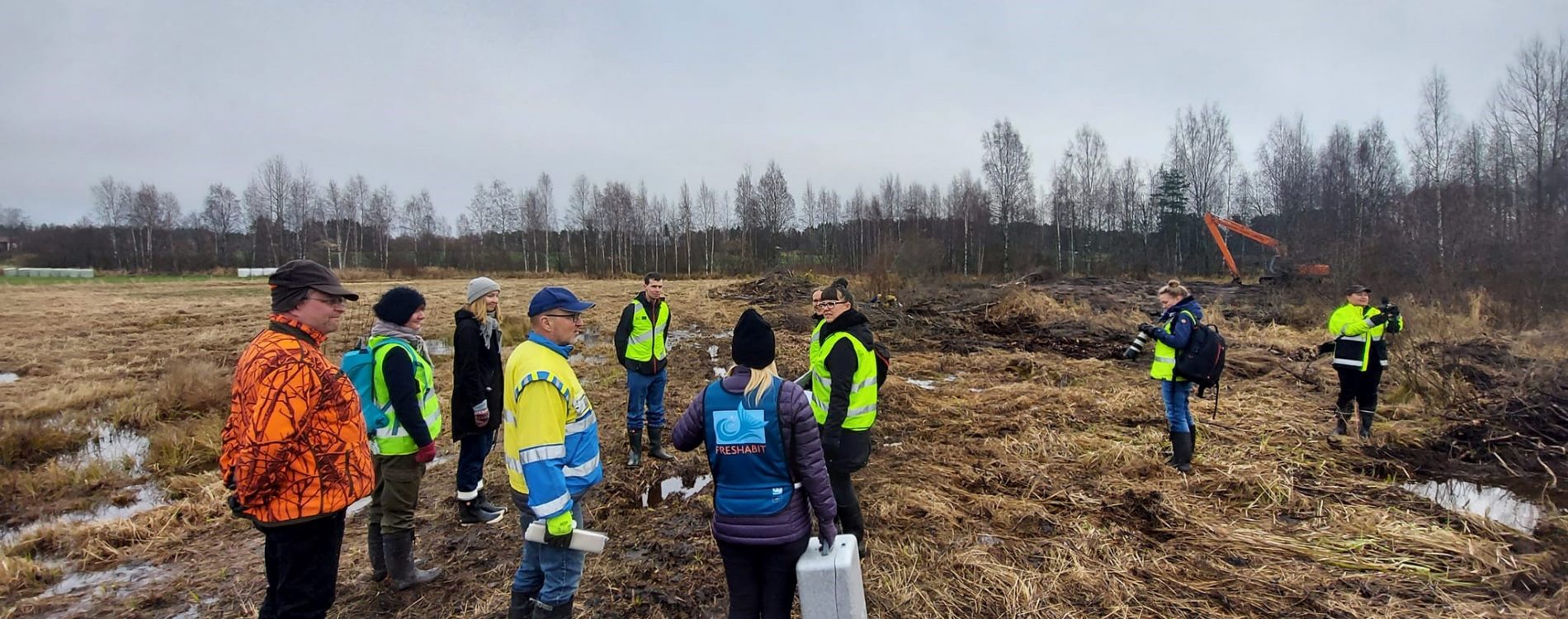 Jarmo Oesch esitteli Rautajärven kosteikon rakennustyömaata Freshabit-hankkeen ja medioiden edustajille viime viikolla. Kuva: Kirsi Oesch. Rautajärven kosteikko