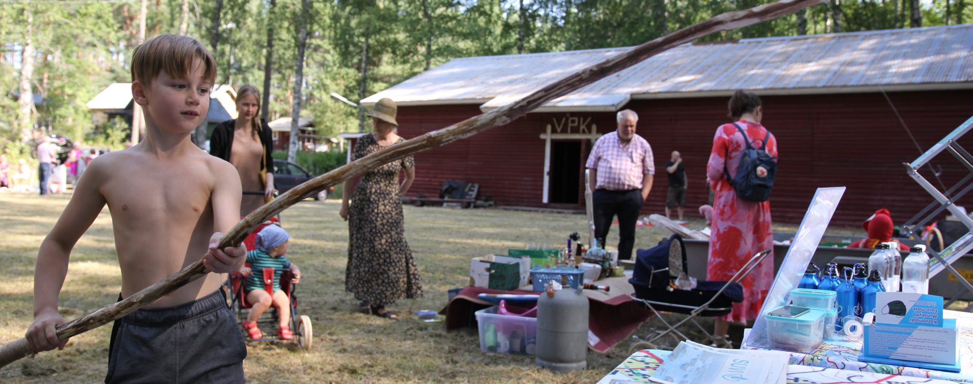 Aitoon rannoilla kesänsä viettävä helsinkiläinen Markus Perttula kokeili kalaonnea Suvi-vesiensuojeluhankkeen esittelypisteellä Kukkolassa. Kukkola