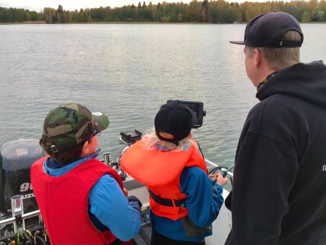 Lapsia Pälkänevedellä. Kuva: Otto Blomqvist, Fantasy Fishing. Lapsia Pälkänevedellä