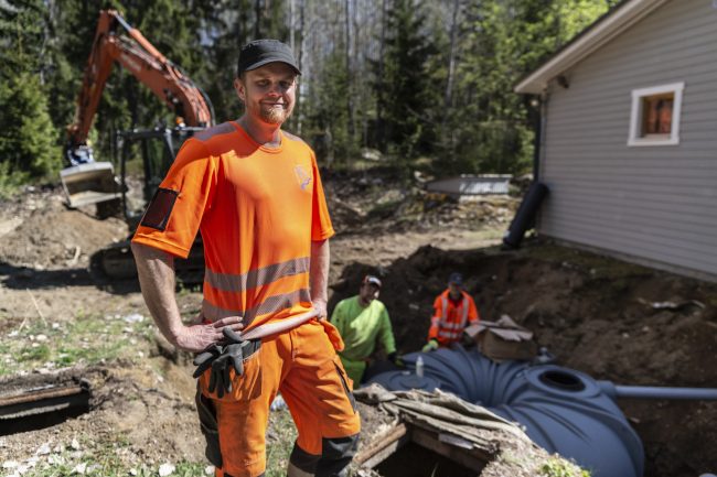 Heikki Pietilällä on 16 vuoden kokemus jätevesijärjestelmien suunnittelusta ja rakentamisesta. Kuva Markku Pitkänen/YLE. Heikki Pietilä