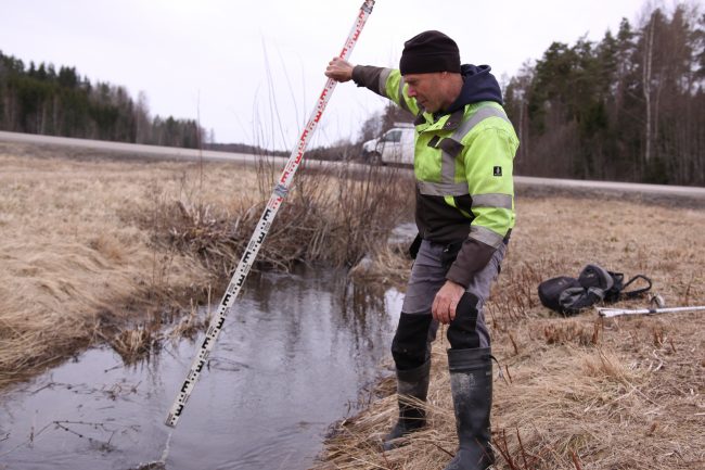 Vesinäytteen ottoa