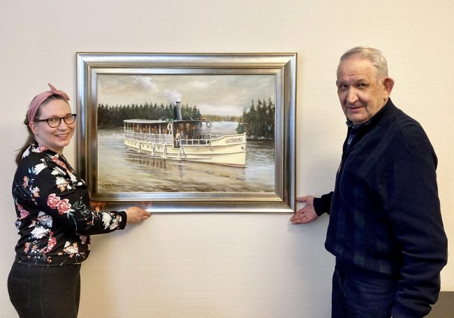 Aito Säästöpankin markkinointipäällikkö Kirsi Evilä luovutti Silvano Di Prosperon maalauksen Aitoon Emäntäkoulu Oy:n hallituksen puheenjohtajalle Jarkko Pihkalalle. Hyväntekeväisyyshuutokaupan tuotolla työllistetään nuoria vesistölähettiläitä, jotka pitävät lasten vesistöpajoja ja esittelevät Suvi-vesiensuojeluhanketta. Taulun luovutus