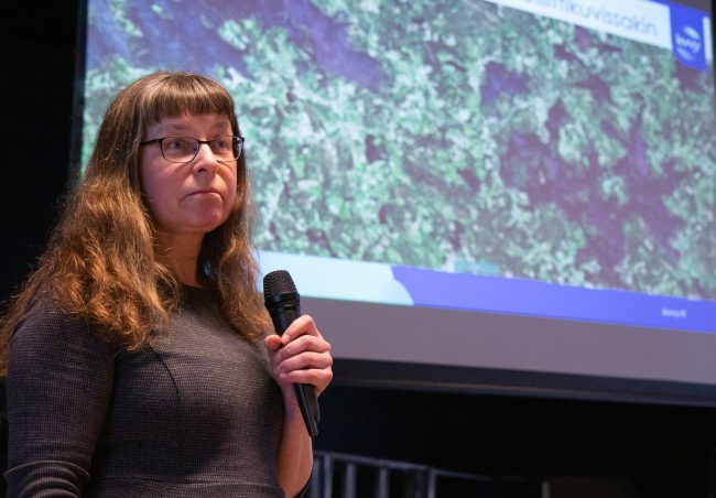 Kokemäenjoen vesistön vesiensuojeluyhdistyksen tutkija Kirsi Kuoppamäki esitteli tutkimustuloksia, jotka kertovat miten Pälkäneen järvet voivat. Kuva: Marja-Liisa Suomalainen. Kirsi Kuoppamaki