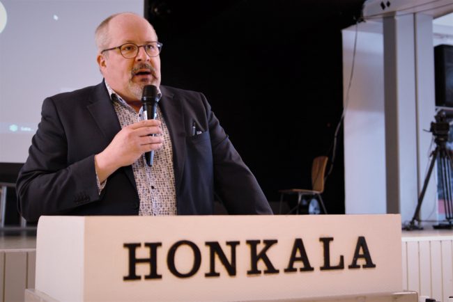 Luopioisten Säästöpankkisäätiö on sitoutunut pitkäjänteisesti vesienhoitoon. Säätiö rahoittaa Suvi-hankkeen lisäksi käytännön kunnostustoimia Aito Suvi kannatusyhdistyksen kautta. Säätiön puheenjohtaja Mika Tolvanen avasi Aitoon Suvi-seminaarin. Mika Tolvanen