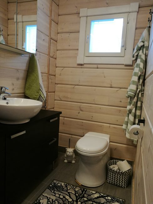 Kuivakäymälä voi säästää järeiltä ja kalliilta jätevesijärjestelmiltä. Nykyaikaisen kuivakäymälän voi rakentaa myös sisään, sillä tarjolla on kompostoivia, erottelevia, haihduttavia, tuhkaavia ja pakastavia malleja. Kuva: Käymäläseura Huussi ry Kuivakäymälä