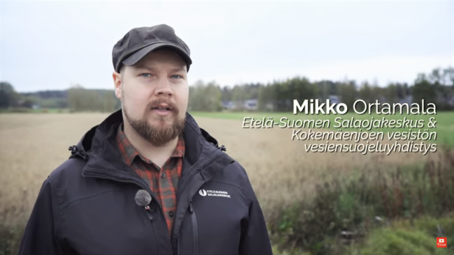Mikko Ortamala kertoi Kotiranta kuntoon -kurssilla, miten eri intressit yhdistettiin onnistuneesti Loviisanjoen laajassa kunnostushankkeessa. Kuva: At the Edge of Shared Waters -video. Mikko Ortamala