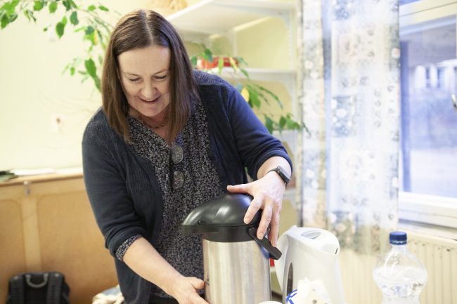 Ensimmäinen vesienhoitotoimi on kahvinkeitto. Terttu Salmela kokosi Rautajärven Kantolanlahden ranta-asukkaat kahvipöydän ääreen pohtimaan, mitä järven hyväksi voitaisiin tehdä. Terttu Salmela