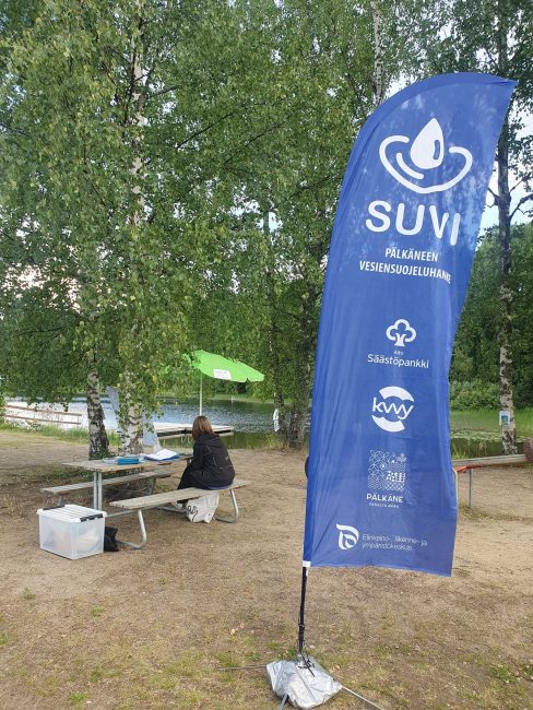 Suvi-kesätiimissä piti uimarannoilla lapsille tehtävärataa, jossa pääsi suorittamaan Vesien ystävä -merkin. kesa23