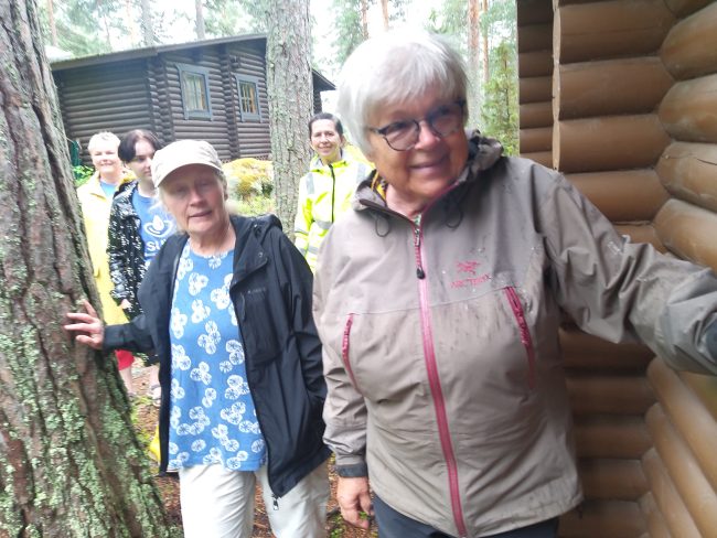 Anneli Helimo esitteli Pärnäsaaren kuivakäymäläratkaisuja kesällä, kun Kukkialla tehtiin huussikierros kirkkoveneellä. huussikierros