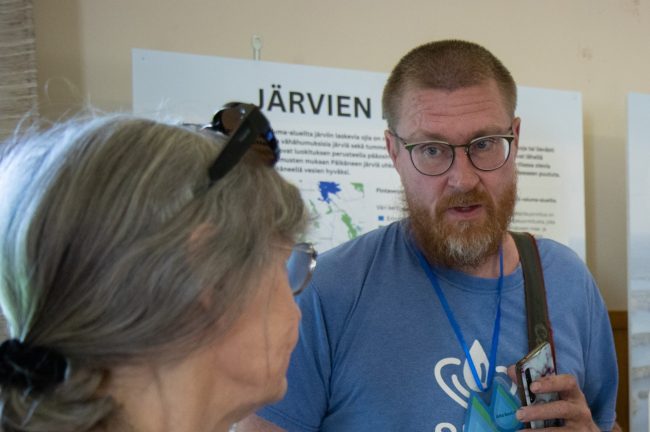 Tommi Liljedahl kertoi Suvi-seminaarissa Aito Suvi ry:n kunnostuskohteista Kukkialla sekä ranta-asukkaan keinoista vaikuttaa järven tilaan. Tommi Liljedahl