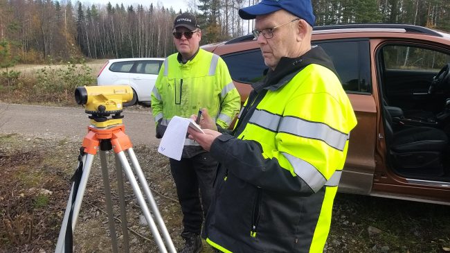 Pauli Sjöstedt (vasemmalla) aloittaa Haltian Hirviniemenojan kunnostuksen ensi viikolla. Valvojana toimii Martti Lautala. Kaksikko kävi mittaamassa ja merkitsemässä kaivusyvyydet valmiiksi. Hirviniemenoja