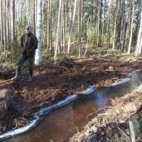 Martti Lautala ja Heikki Lukkarla tarkastelevat vastavalmistunutta sivu-uomaa.
