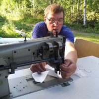 Jarmo Latvala ompeli suojaverhon Hernesniemen rannassa.