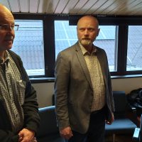 Ari Lähteenmäki ja Mikko Kriikku luovuttivat Pro metsä -palkinnon Aito Suvi ry:lle.