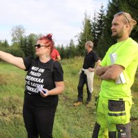 Elina Sorvali ja Tuukka Tiitola tarkastelevat, miten suunnitelma toteutetaan. Taustalla Ilkka Heinonen.