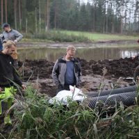 Tuukka Tiitola, Tero Kortteenpohja ja Elina Sorvali suunnittelevat rumpujen asennusta.