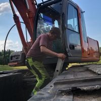 Telaponttoonikone kuljetettiin lavetilla Rautajärven paloasemalle, jossa Jarmo Latvala kiipesi sen kyytiin.