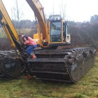 Työssä käytettiin telaponttoonikaivuria, joka kelluu pehmeällä maaperällä.