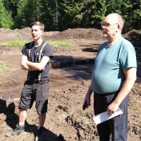 Joonas Keränen ja Martti Lautala suunnittelevat, mistä kosteikon penkereisiin ajetaan maata.