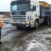 Aleksi Nikkilä ja Martti Lautala suunnittelevat, miten Korteojan kosteikon reunapenkereet muotoillaan.