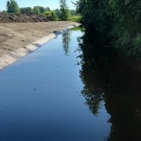 Sirinojan mukanaan kuljettama siltti laskeutuu altaaseen, eikä tuki pelto-ojia.