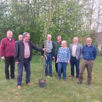 Puheenjohtaja Reijo Syrjäläinen (etualalla) vastaanotti Pro metsä -palkinnon Aito Suvi ry:n vuosikokouksen alkajaisiksi. Takana Thomas Penttilä (vasemmalla), Seppo Rekolainen, Ari Lähteenmäki, Tommi Liljedahl, Terttu Salmela, Mikko Kriikku ja Ilkka Heinonen.