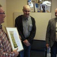 Puheenjohtaja Reijo Syrjäläinen vastaanotti Pirkanmaan metsäneuvoston myöntämän Pro metsä -palkinnon.