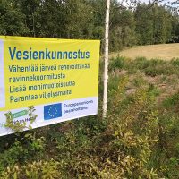 Kunnostuksen avulla vähennetään järveä rehevöittävää ravinnekuormitusta, lisätään monimuotoisuutta ja parannetaan viljelysmaita.