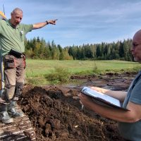 Juha Mäkinen ja valvoja Martti Lautala pohtivat, miten kosteikon penkat toteutetaan niin, että ne ovat helposti koneella hoidettavissa.