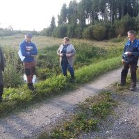 Maanomistajat, naapurit ja valvoja kävivät yhdessä Juha Mäkisen kanssa läpi Pyhänpohtian kunnostuksen yksityiskohtia.