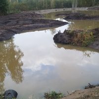 Alemman kosteikon vedet purkautuvat rumpuputkien kautta rantaluhtaan, joka toimii pintavalutuskenttänä.