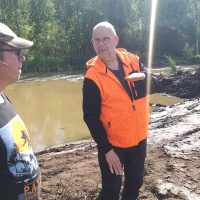 Jarmo Latvala ja valvoja Martti Latvala tarkastelevat, miten kosteikon huoltotie rakennetaan.