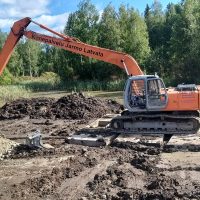 Jarmo Latvala kaivaa kosteikkoa Holjaan Soukkiontien varteen.