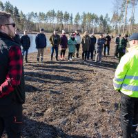 Jaakko Ahola esitteli Kortteenpohjantien varteen valmistunutta kosteikkoa. Kuva: Marja-Liisa Suomalainen
